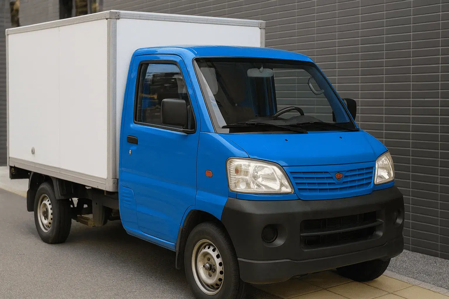 汽車借款成功案例｜夜市攤販單親爸・貨車借款成功（北屯區）｜總站夜市麻辣臭豆腐攤位與貨車示意
